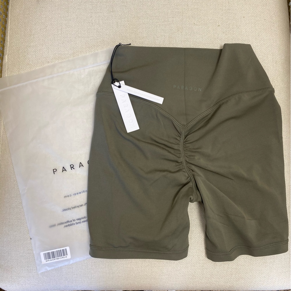 NWT Paragon Fitwear Scluptseam Plus M Shorts